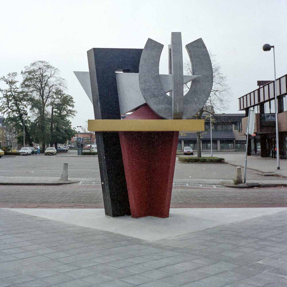 Oosterhout, Arendsplein; 1990; hoogte 360 cm.